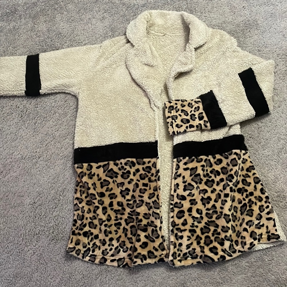 Fleece jacket with cut cheetah print